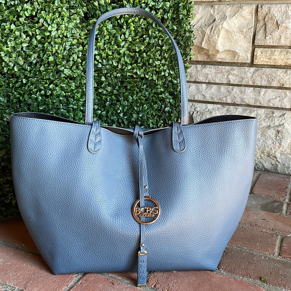 BCBG // Paris Vegan Pebble Leather REVERSIBLE Tote Bag wCharm Blue/Blk Large XL - Picture 1 of 11
